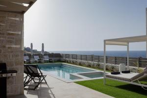 - une piscine avec vue sur l'océan dans l'établissement Villa Dodici, à Panormos Rethymno