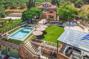 una vista aérea de una casa con piscina en Villa Staras - With Private Heated Pool & Jacuzzi, en Gerani