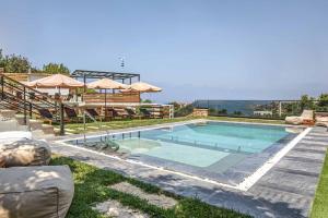 Bazén v ubytovaní Villa Staras - With Private Heated Pool & Jacuzzi alebo v jeho blízkosti