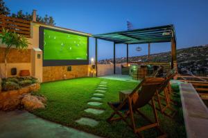 Vonkajšia záhrada v ubytovaní Villa Staras - With Private Heated Pool & Jacuzzi