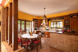 Fotografia z galérie ubytovania Villa Staras - With Private Heated Pool & Jacuzzi v destinácii Gerani