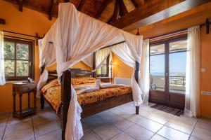 Posteľ alebo postele v izbe v ubytovaní Villa Staras - With Private Heated Pool & Jacuzzi