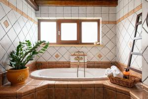 Kúpeľňa v ubytovaní Villa Staras - With Private Heated Pool & Jacuzzi