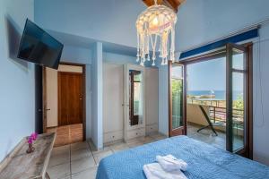 Posteľ alebo postele v izbe v ubytovaní Villa Staras - With Private Heated Pool & Jacuzzi