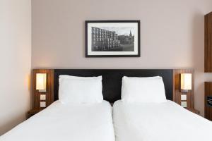 Llit o llits en una habitació de Sweet Chestnut, Dunfermline by Marston's Inns