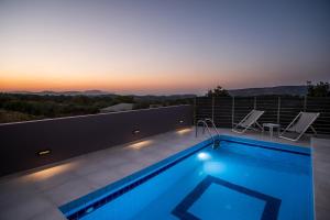 Bazén v ubytovaní Villa Karouzo - With Private Pool alebo v jeho blízkosti