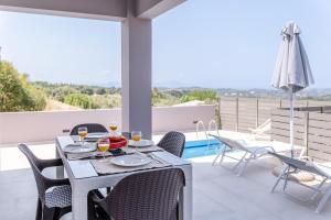 Balkón alebo terasa v ubytovaní Villa Karouzo - With Private Pool
