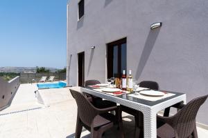 Balkón alebo terasa v ubytovaní Villa Karouzo - With Private Pool