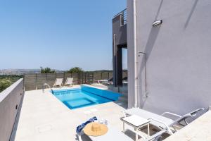 Bazén v ubytovaní Villa Karouzo - With Private Pool alebo v jeho blízkosti