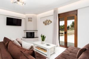 Televízia a/alebo spoločenská miestnosť v ubytovaní Villa Karouzo - With Private Pool