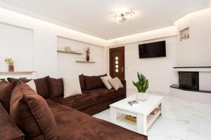 Televízia a/alebo spoločenská miestnosť v ubytovaní Villa Karouzo - With Private Pool