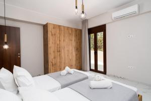 Posteľ alebo postele v izbe v ubytovaní Villa Karouzo - With Private Pool