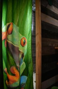 einem grünen Vorhang mit einem Bild eines Froschs in der Unterkunft Lodges des grands crus in Chablis