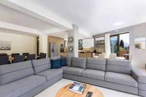 Et opholdsområde på Villa Chnaris - Private Pool and Sauna