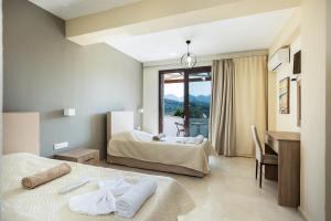 En eller flere senge i et værelse på Villa Chnaris - Private Pool and Sauna + 40 billeder