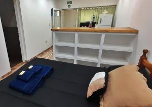 1 dormitorio con cama y barra en una habitación en Departamento en El Calafate para dos personas en El Calafate