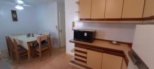 a small kitchen with a table and a microwave at PRECIOSO dpto p/8, super céntrico estacionamiento gratis in Concordia