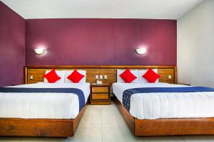A bed or beds in a room at Capital O Hotel Casa Blanca, Morelia