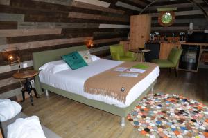 シャブリにあるLodges des grands crusの木製の壁のベッドルーム1室(ベッド1台付)