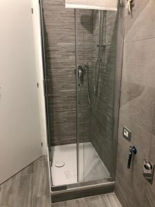 una doccia con una porta in vetro in un bagno di LA LOGGIA a Roma