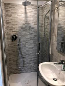 un bagno con doccia e lavandino di LA LOGGIA a Roma Altre 25 foto