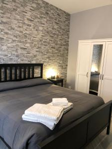 una camera da letto con un letto con asciugamani sopra di LA LOGGIA a Roma