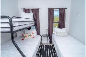 Spectacular 3 BR plus 2 and a half BA Apt Near Downtown客房内的一张或多张床位