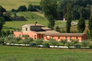 a large house in the middle of a field at Agriturismo Casale Le Selvette in Ripa