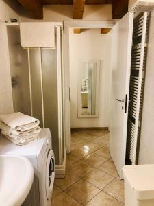 ein Badezimmer mit einer Waschmaschine und einem Waschbecken in der Unterkunft Appartamento Galliera in Bologna