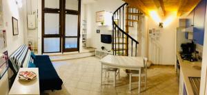 TV a/nebo společenská místnost v ubytování Appartamento Galliera