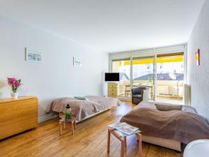 een slaapkamer met 2 bedden en een woonkamer bij Studio L'Alma-7 by Interhome in Saint-Jean-de-Luz