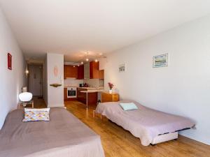 een slaapkamer met 2 bedden en een keuken bij Studio L'Alma-7 by Interhome in Saint-Jean-de-Luz