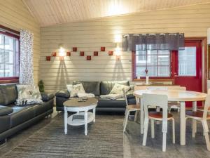 uma sala de estar com um sofá e uma mesa em Holiday Home Levin otava 14 by Interhome em Sirkka
