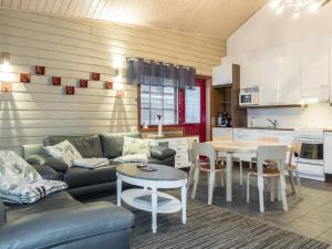 un soggiorno con un divano e un tavolo di Holiday Home Levin otava 14 by Interhome a Levi Altre 14 foto