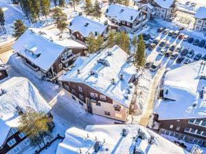 una vista aerea di una città con tetti coperti da neve di Holiday Home Levin otava 14 by Interhome a Levi
