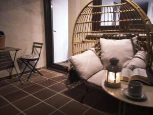 A seating area at Restaurante & Hotel Rural El Mirador de Trevejo,ideal para parejas