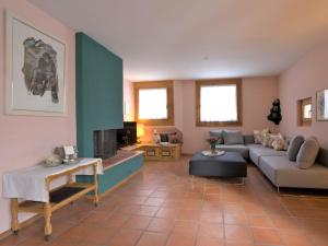Posezení v ubytování Apartment Chesa Maurus A5 by Interhome