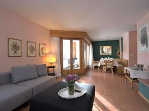 sala de estar con sofá y mesa en Apartment Chesa Maurus A5 by Interhome en St. Moritz