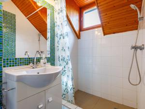 Koupelna v ubytování Apartment Schilf - SZA306 by Interhome