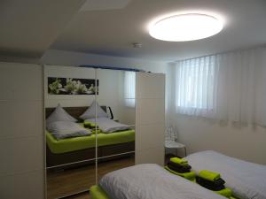 una camera con 2 letti singoli e uno specchio di Ferienwohnung HappyNES a Bad Neustadt an der Saale