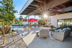 een gemeubileerde patio en een zwembad bij Jewel of the Desert 259-342 in La Quinta