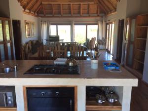 - une cuisine avec un comptoir et une cuisinière four supérieur dans l'établissement Eclectic Beach Retreat, à Cabo Nhamua