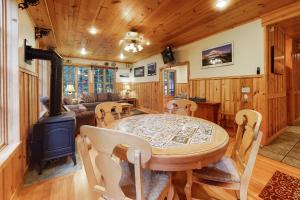 Gallery image of Wallowa River House in Joseph +15 photos