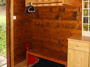 drewniany prysznic z ławką w kuchni w obiekcie Chalet Chalet 4 pièces 969 by Interhome w mieście Moleson