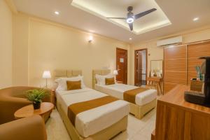 Postel nebo postele na pokoji v ubytování Amber Beach Hotel