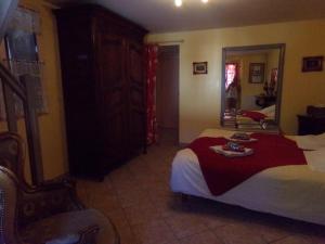 Postel nebo postele na pokoji v ubytování Chambres et table d'hôtes Saint Nicolas, maisonnettes individuelles dans propriété privée