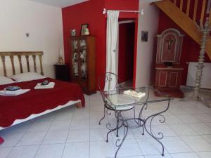 Postel nebo postele na pokoji v ubytování Chambres et table d'hôtes Saint Nicolas, maisonnettes individuelles dans propriété privée