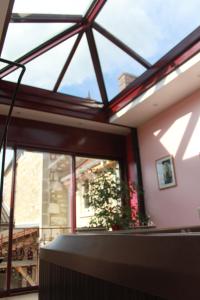 Balkón nebo terasa v ubytování Chambres et table d'hôtes Saint Nicolas, maisonnettes individuelles dans propriété privée