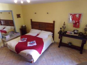 Postel nebo postele na pokoji v ubytování Chambres et table d'hôtes Saint Nicolas, maisonnettes individuelles dans propriété privée