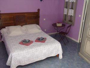 Postel nebo postele na pokoji v ubytování Chambres et table d'hôtes Saint Nicolas, maisonnettes individuelles dans propriété privée